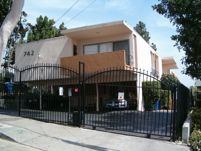 742 Maltman Ave in Los Angeles, CA - Foto de edificio - Building Photo