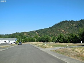 119 Oak Leaf Ln in Winston, OR - Building Photo - Building Photo