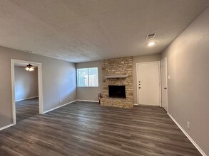 9904 Hundred Oaks Cir-Unit -B in Austin, TX - Building Photo - Building Photo