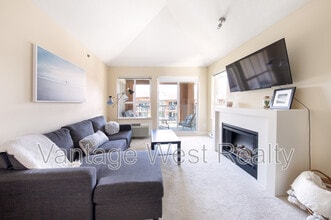 1089-1089 Sunset Dr in Kelowna, BC - Building Photo - Building Photo