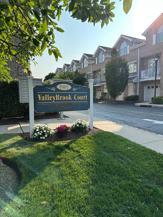 638 Valley Brook Ave in Lyndhurst, NJ - Building Photo