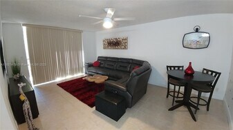 10451 W Broward Blvd in Plantation, FL - Building Photo