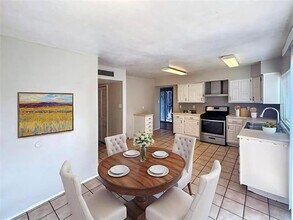 10238 White Elm Rd in Dallas, TX - Building Photo - Building Photo