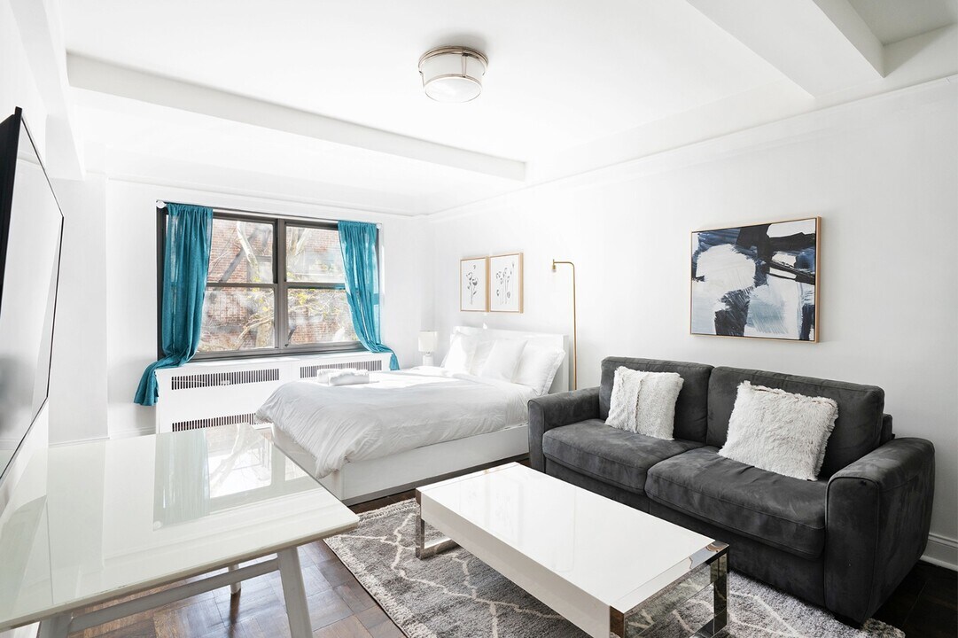 340 E 52nd St in New York, NY - Building Photo