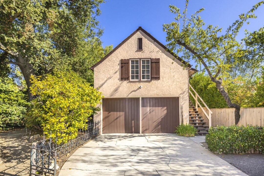 1451 Edgewood Dr in Palo Alto, CA - Foto de edificio