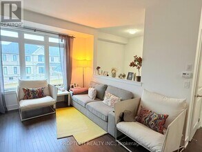 25 Gillivary Dr in Whitby, ON - Building Photo - Building Photo