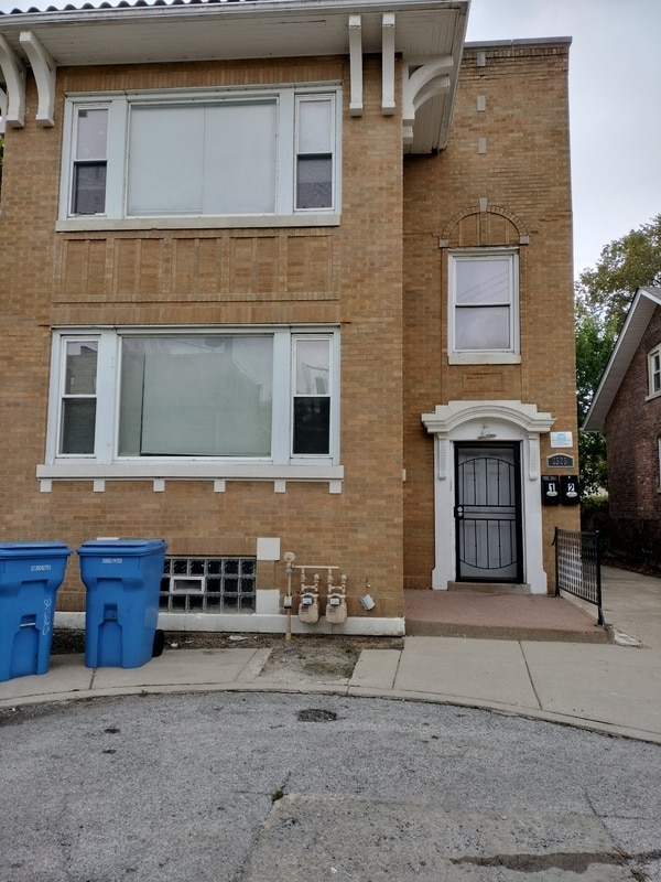 2525 E 72nd Pl in Chicago, IL - Building Photo - Building Photo
