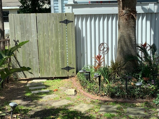 4408 Avenue S 1/2, Unit #B in Galveston, TX - Foto de edificio - Building Photo