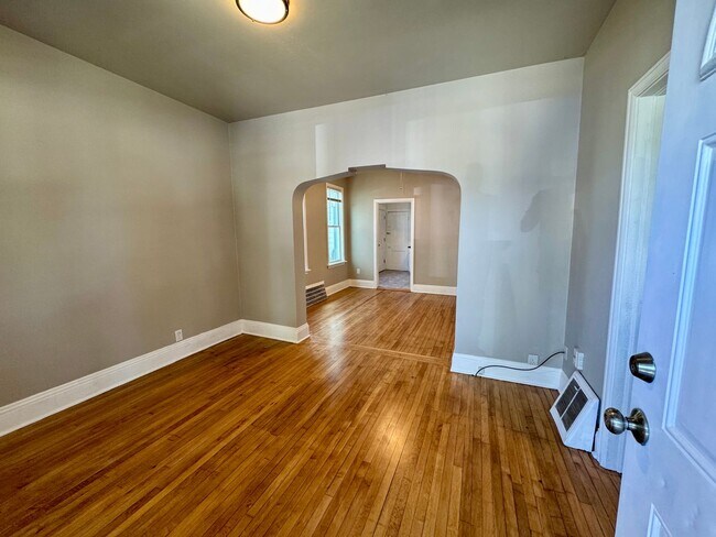 3461 E Plankinton Ave-Unit -Lower in Cudahy, WI - Building Photo - Building Photo