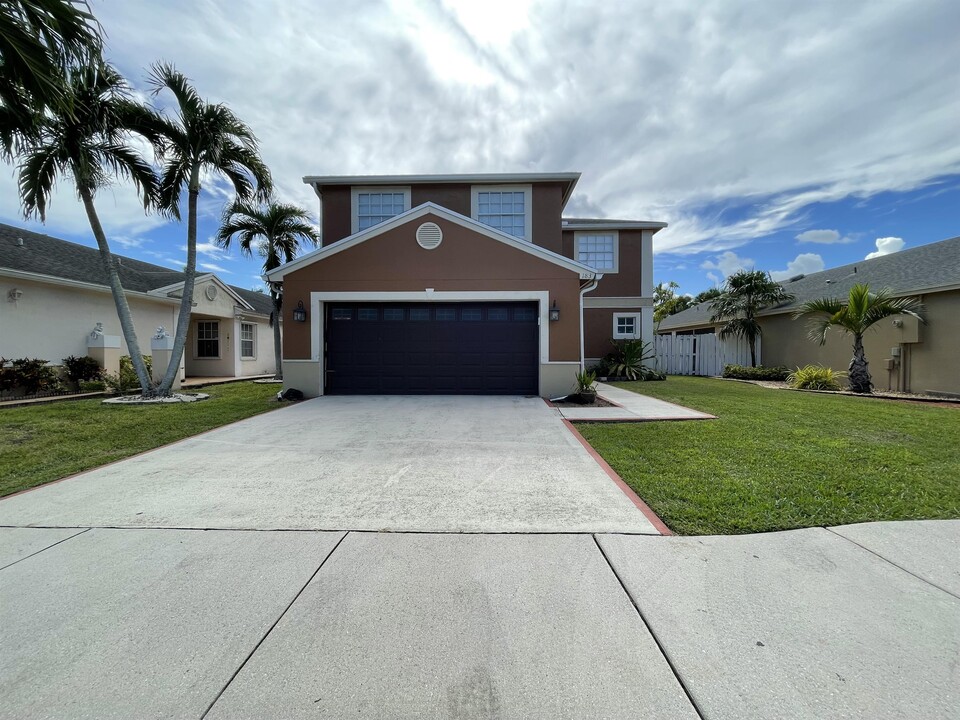 183 E Riverbend Dr in Sunrise, FL - Building Photo