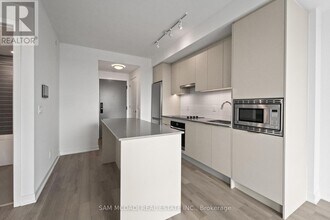 3079 Trafalgar Rd in Oakville, ON - Building Photo - Building Photo