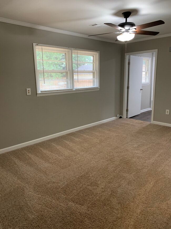 137 Baker St in Monroe, GA - Foto de edificio - Building Photo