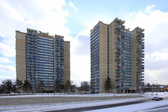 4101 Sheppard Ave in Toronto, ON - Building Photo - Building Photo