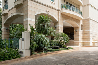 The Courtyards at Punahou in Honolulu, HI - Building Photo - Building Photo