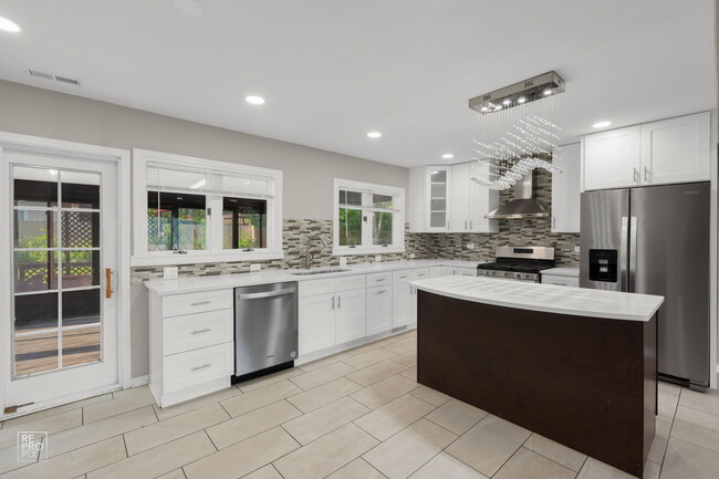 755 Flagstaff Ln in Hoffman Estates, IL - Building Photo - Building Photo
