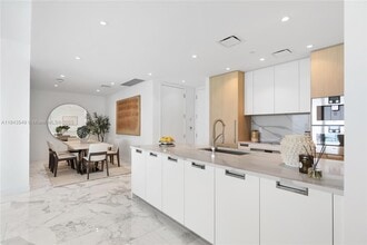 15701 Collins Ave in North Miami Beach, FL - Building Photo - Building Photo