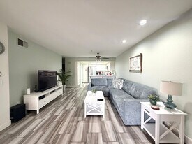 500 E Amado Rd in Palm Springs, CA - Building Photo