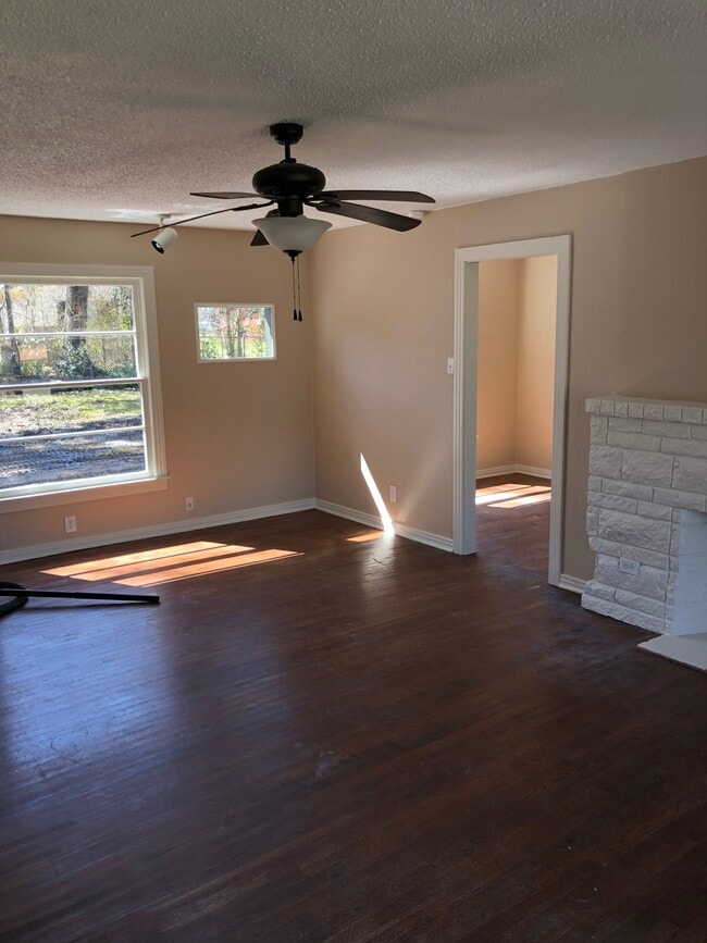 700 Florey St in Kilgore, TX - Foto de edificio - Building Photo