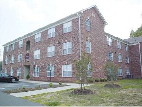 Phoenix Arms Apartments in Elon College, NC - Foto de edificio - Building Photo