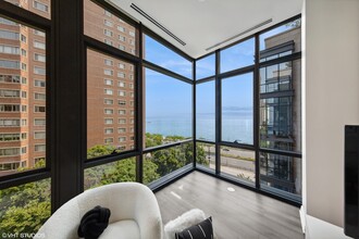 61 E Banks St in Chicago, IL - Foto de edificio - Building Photo