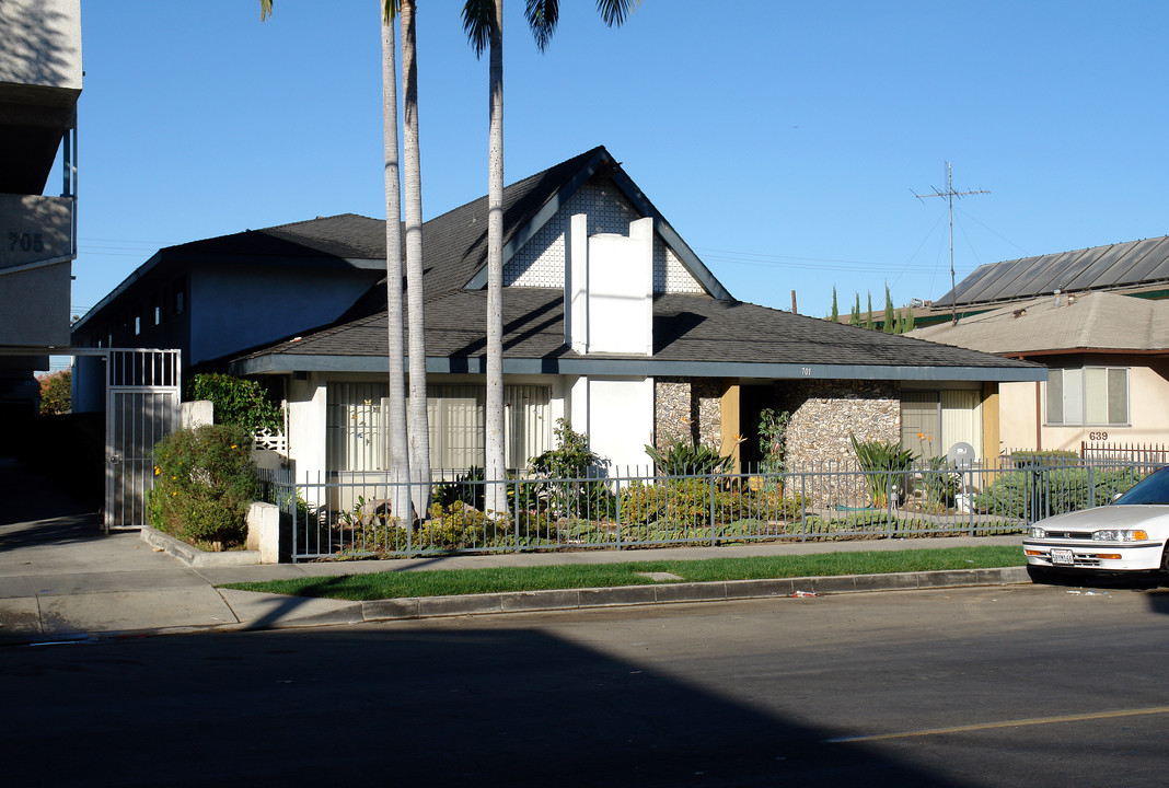 701 S Grevillea Ave in Inglewood, CA - Building Photo