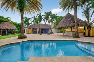 465 NW 153rd St in Miami, FL - Building Photo