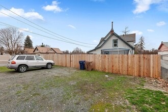 2502 E Hartson Ave, Unit 1 in Spokane, WA - Building Photo - Building Photo