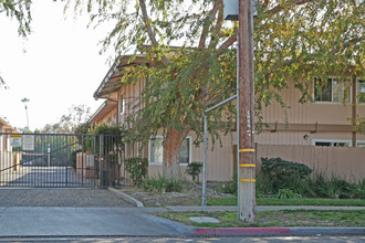 Sierra Village Apartments in Fresno, CA - Building Photo - Building Photo