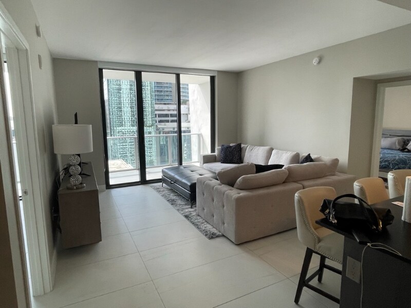 1010 Brickell Ave in Miami, FL - Foto de edificio