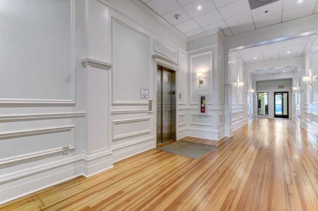 9 W York St in Savannah, GA - Building Photo - Building Photo