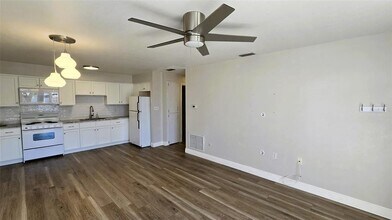 4356 Tahitian Gardens Cir in Holiday, FL - Building Photo - Building Photo