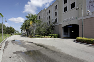 Gulfstream Park Tower in Hallandale Beach, FL - Foto de edificio - Building Photo