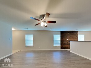 5715 Rainbow Rd. in Mont Belvieu, TX - Foto de edificio - Building Photo