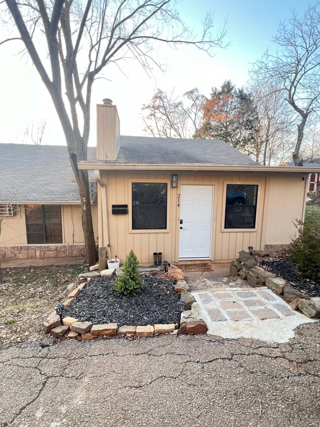 214 E Cleburn St in Fayetteville, AR - Foto de edificio - Building Photo