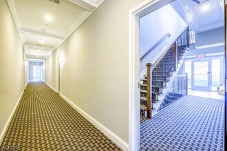 7 Whitteck St-Unit -205 in Butler, NJ - Foto de edificio - Building Photo