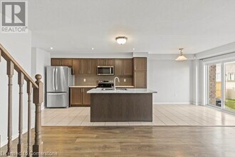 7765 Redbud Ln in Niagara Falls, ON - Building Photo - Building Photo