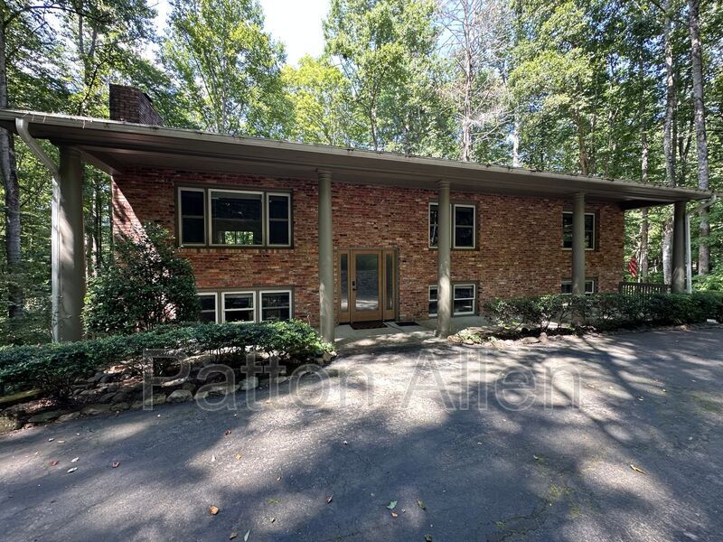 9 Ravenwood Ln in Horse Shoe, NC - Building Photo