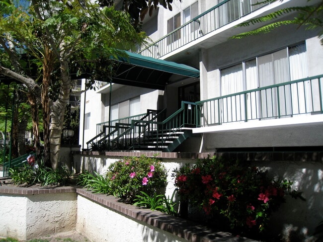 10747 Wilshire Blvd, Unit PH 4 in Los Angeles, CA - Building Photo - Building Photo