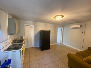 819 Rosalia Dr in Sanford, FL - Foto de edificio - Building Photo