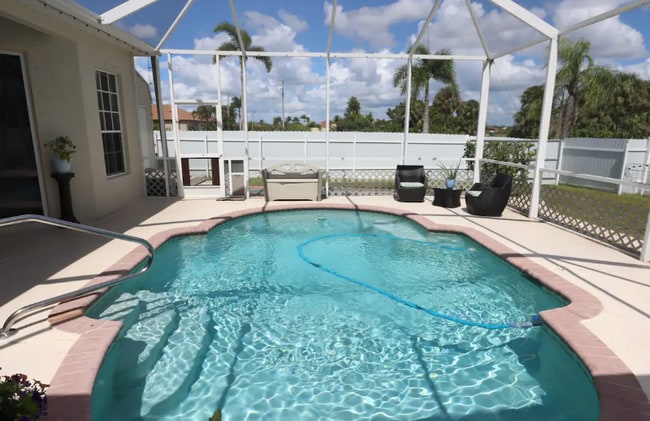 711 NW 19th Ct in Cape Coral, FL - Foto de edificio - Building Photo