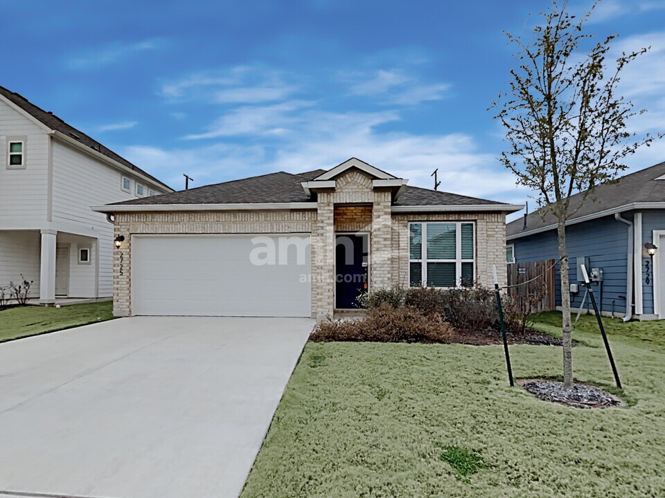 2725 Brogan Crk in Canyon Lake, TX - Building Photo