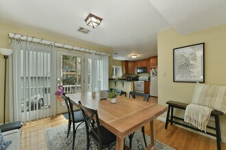 335 W 4th St, Unit 335 in Boston, MA - Foto de edificio - Building Photo