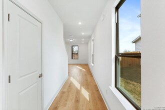 401 W Commerce St in San Antonio, TX - Foto de edificio - Building Photo