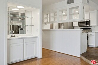 521 Montana Ave in Santa Monica, CA - Foto de edificio - Building Photo