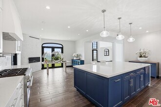 1036 El Medio Ave in Los Angeles, CA - Building Photo - Building Photo