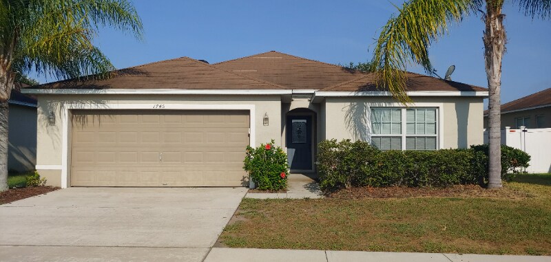 1745 Strathmore Cir in Mount Dora, FL - Building Photo
