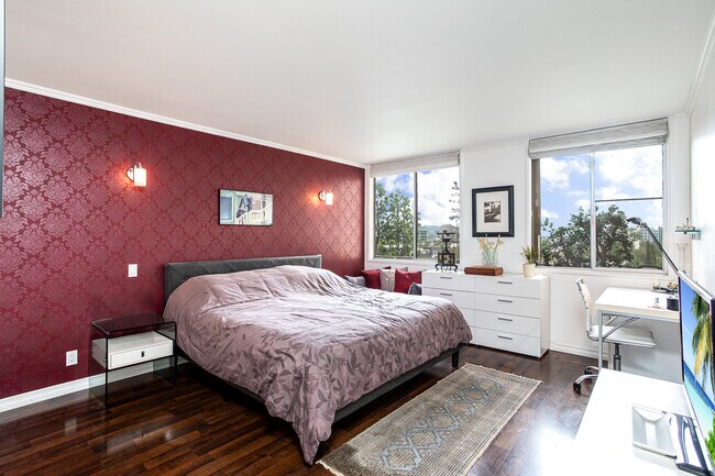 property at 100 S Doheny Dr