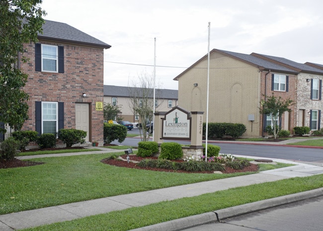 Lexington Square Apartments in Angleton, TX - Building Photo - Building Photo