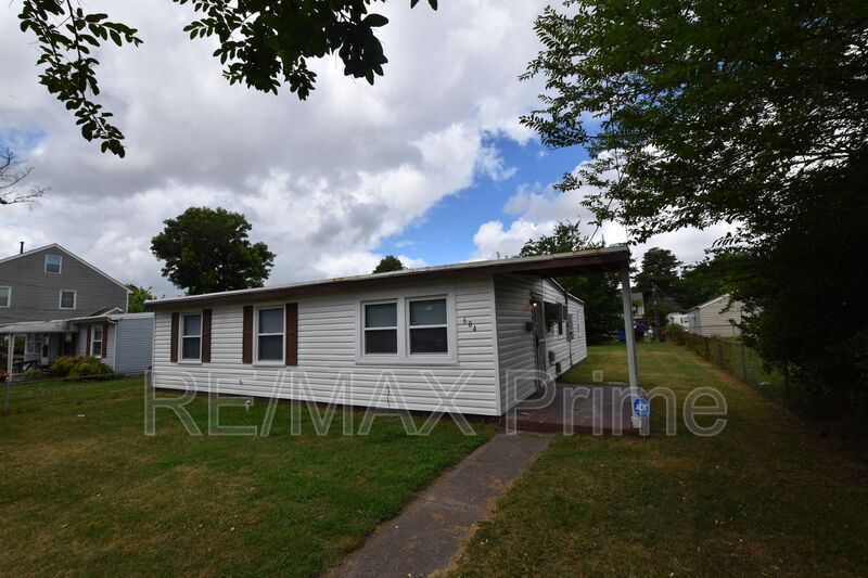 604 Mooney Rd in Chesapeake, VA - Building Photo
