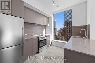 101 Roehampton Ave in Toronto, ON - Building Photo - Building Photo